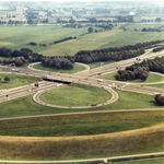 842901 Luchtfoto van verkeersplein Oudenrijn te Utrecht, uit het zuidwesten; met centraal de polder Papendorp en op de ...